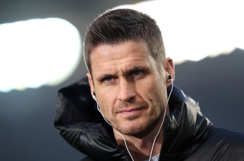 Stärkt Mats Hummels den Rücken: BVB-Sportdirektor Sebastian Kehl.