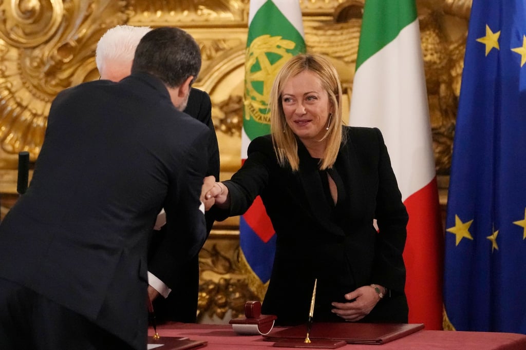 Der stellvertretende Ministerpräsident Italiens, Matteo Salvini, gratuliert der neuen Ministerpräsidentin Giorgia Meloni bei der Vereidigungszeremonie.