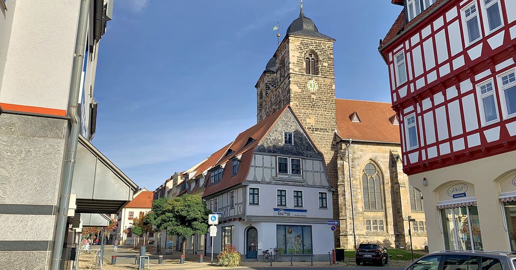 Blick auf die Innenstadt an der Sankt Nicolai Kirche. Die Gestaltung der Kirchtürme ist an die Doppelturmfassaden der Magdeburger Kirchen angelehnt. Das Gotteshaus gehört zu Oscherslebens imposantesten Bauwerken.