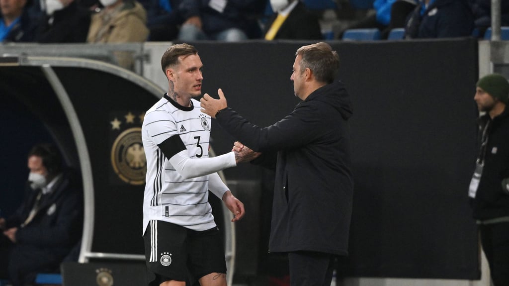 David Raum und Bundestrainer Hansi Flick.