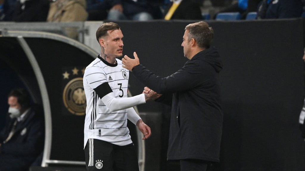 David Raum und Bundestrainer Hansi Flick.