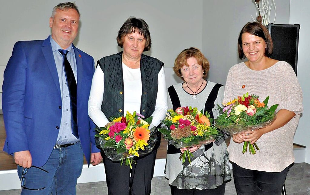 Matthias Günther bedankt sich bei Gabriele Herrmann, Heidrun Güldner und Claudia Dauter mit einem Blumenstrauß.