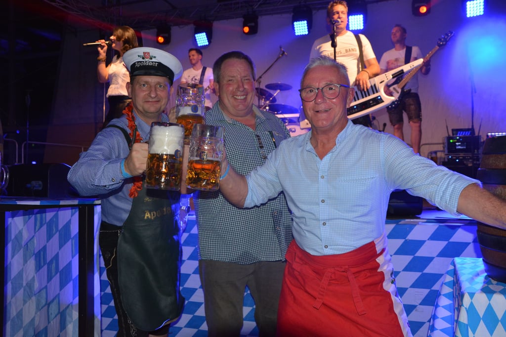 Marco Schmoldt (l.) und Bernd Nimmich (r.) gaben zum 18. Oktoberfest im Bördeland je ein Fass Freibier aus. Für die gastronomische Versorgung vor Ort war das Team vom Eggersdorfer Pferdestall im Einsatz.