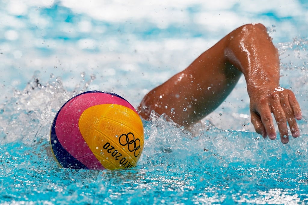 Ein Spieler schiebt den Ball vor sich her.