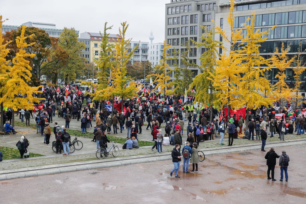 Zahlreiche Demonstranten haben sich im Invalidenpark versammelt.