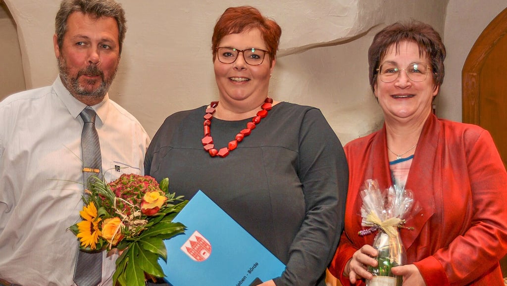 Ortsbürgermeister Helge Szameitpreuß (von links), Cindy Kramer und die stellvertretende Ortsbürgermeisterin Silke Wiese bei der Ehrung.