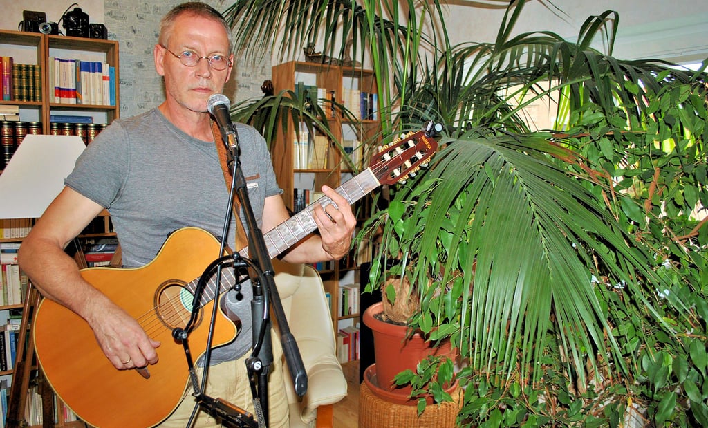 Ralph Jäsche (Foto) macht mit seinem kongenialen Partner Steffen Knaul seit vielen Jahren Musik als Duo „Die Tagelöhner“.Sie haben eine große musikalische Bandbreite in ihrem Repertoire.