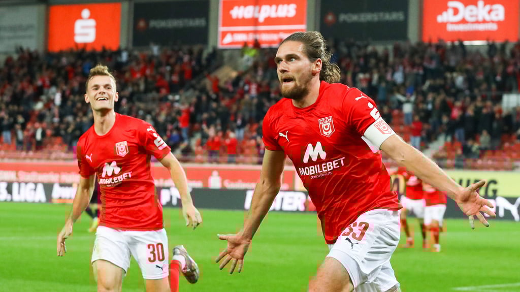 Der HFC jubelte im Kellerduell gegen Bayreuth, auch weil Kapitän Jonas Nietfeld als Mittelstürmer traf.
