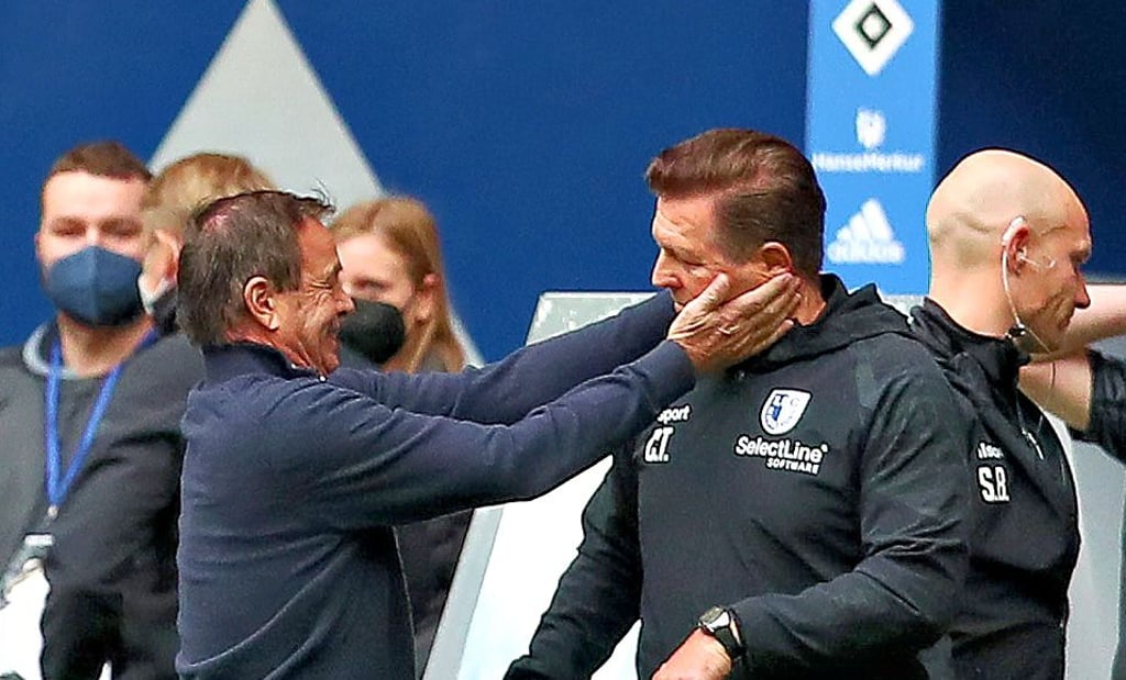 Jubelschrei im Moment des Abpfiffs im Volksparkstadion: Otmar Schork (l.) gratuliert FCM-Cheftrainer Christian Titz.