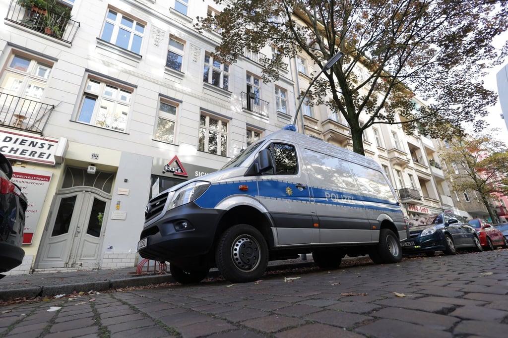 Ein Fahrzeug der Kriminaltechnik steht in der Boddinstraße.