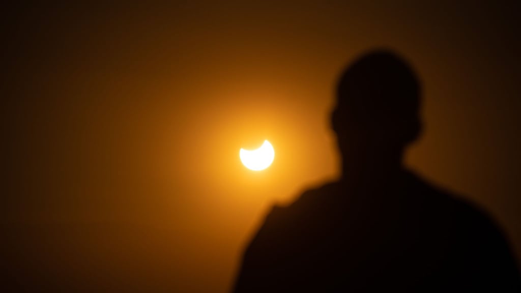 Bei einer partiellen Sonnenfinsternis wird nur ein kleiner Teil der Sonne vom Mond verdeckt.