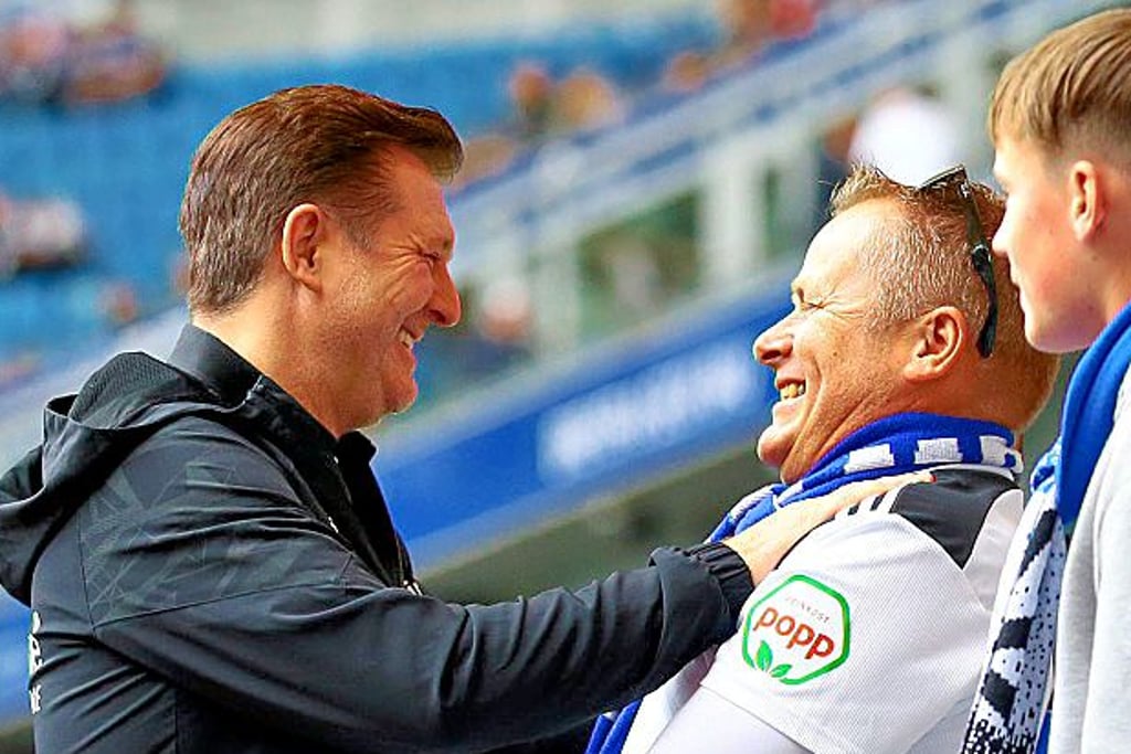 Kennt sie alle beim HSV: FCM-Coach Christian Titz (l.). Er herzte einen HSV-Fan vor dem Spiel seines 1. FC Magdeburg gegen den Hamburger SV.