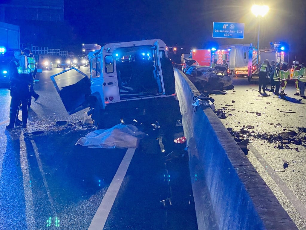 Rettungskräfte stehen auf der A40: Hier kam es zu einem Unfall nach einer Falschfahrt.