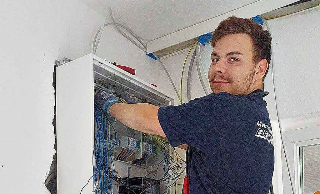 Das Kabelgewirr in einem Schaltschrank zusammenzufügen, erfordert schon Können und Verantwortung. Auzubildender Malte Beyer hat dies in seinen bisher über drei Jahren bei Elektro Dörge gelernt.