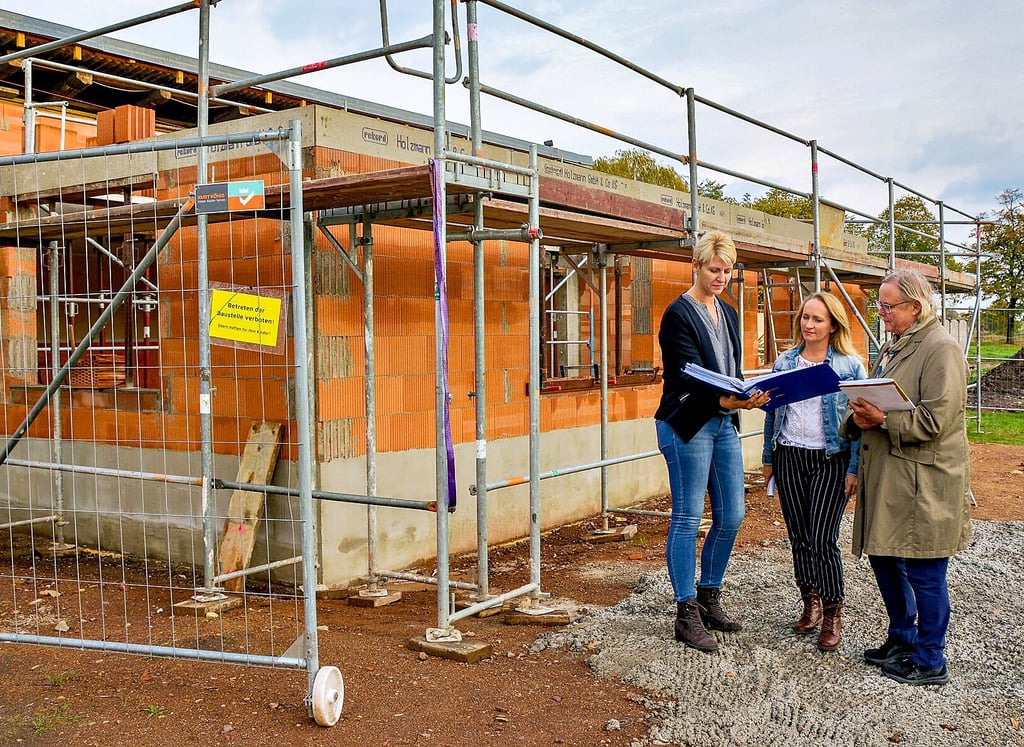 Am Dorfgemeinschaftshaus in Bottmersdorf wird im Auftrag des Fördervereins der Feuerwehr fleißig gebaut. Leader-Managerin Angelika Fricke (von rechts) und die Vorstandsvorsitzende Nicole Zahn sowie Karina Lanz, die Stellvertreterin.
