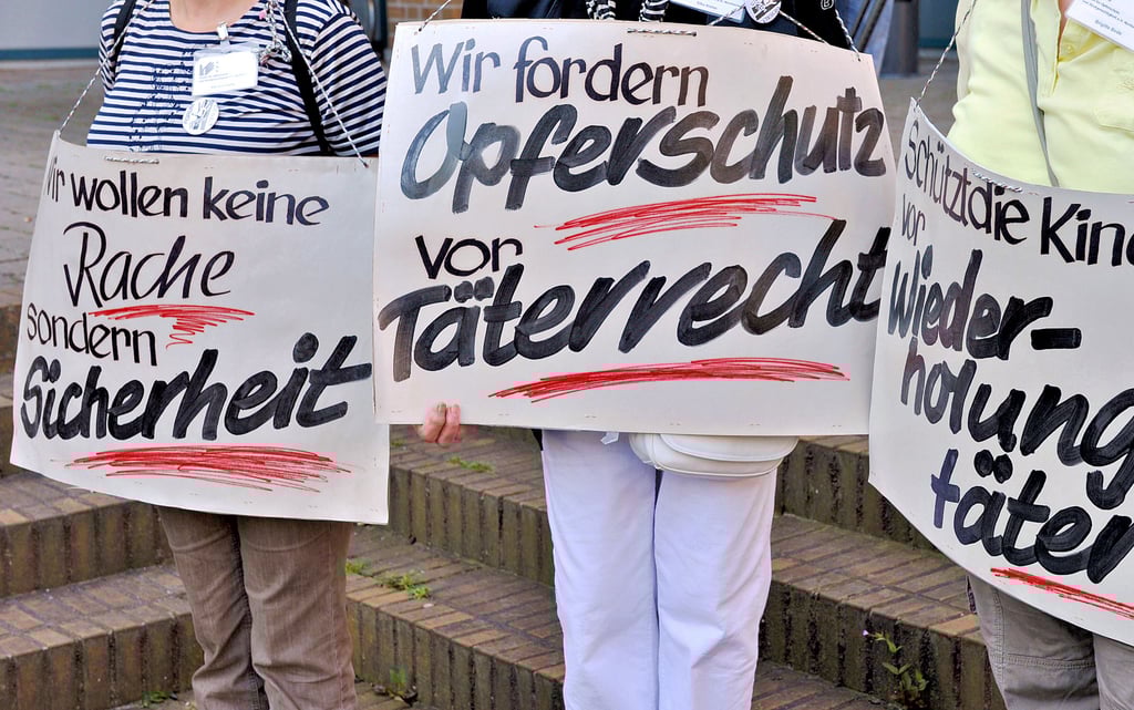 Opferschutz ist ein wichtiges gesellschaftliches Anliegen, das vor allem nach Gewalttaten thematisiert wird, wie hier bei einer Demonstration in Niedersachsen. Die Polizeiinspektion Stendal will das in ihrer Arbeit berücksichtigen.