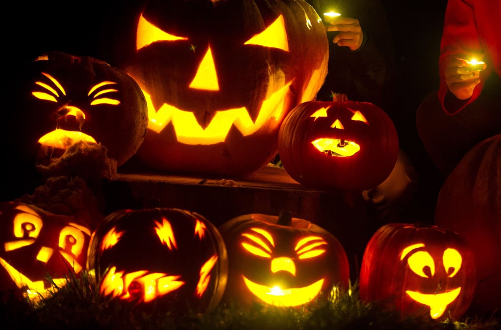 Ausgehölte Kürbisse mit hinein geschnitzten Gesichtern gehören zu Halloween.