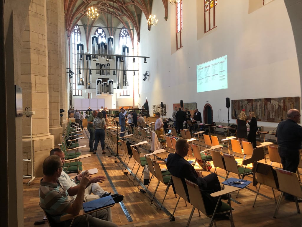 Bei Sitzungen des Stadtrates Halle bleiben manchmal Plätze leer.