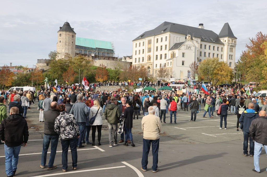Teilnehmer einer Kundgebung, zu der das „Forum für Demokratie und Freiheit“ aufgerufen hatte, stehen auf dem Neustadtplatz.