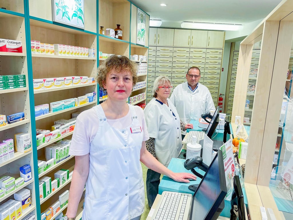 Chefin Annett Wenzel (von links), die Mitarbeiter Marion Zenker und Jens Vetter von der Apotheke West in Weißenfels kennen das Problem des drohenden Medikamentenmangels. Noch gelingt es ihnen aber, die Kunden zu versorgen.