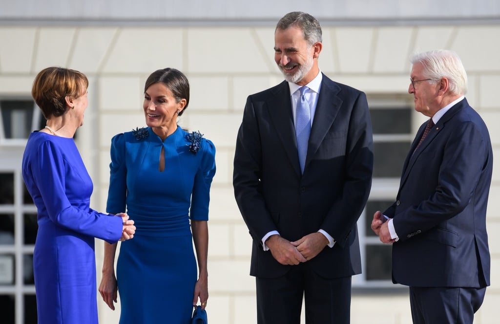 Bundespräsident Frank-Walter Steinmeier (r) und seine Frau Elke Büdenbender (l) begrüßen König Felipe und Königin Letizia vor dem Schloss Bellevue.