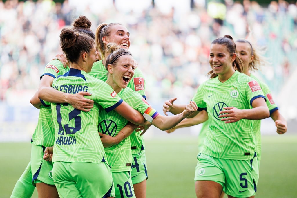 Wolfsburgs Svenja Huth (3.v.r.) jubelt nach ihrem Tor zum 2:0 mit ihren Mitspielerinnen.