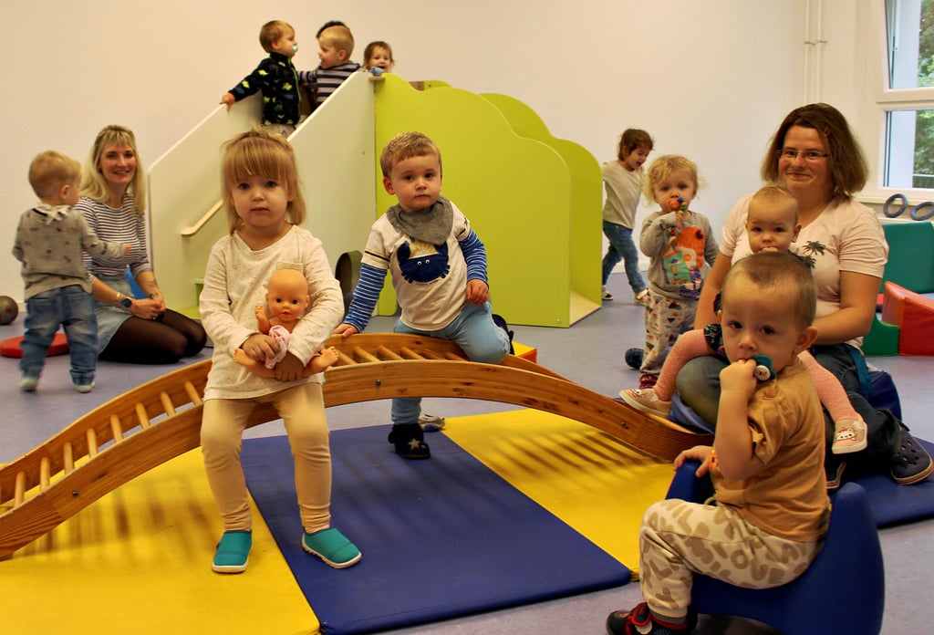 In der Magdeburger Krippe, in der Kinder bis drei Jahre betreut werden, gibt es in den Räumen bunte Farben und Spielzeuge, die die Kinder auch mitbestimmen durften. An ihrer Seite sind Kita-Leiterin Gina Rogge (l.) und eine Heilpädagogin (r.).