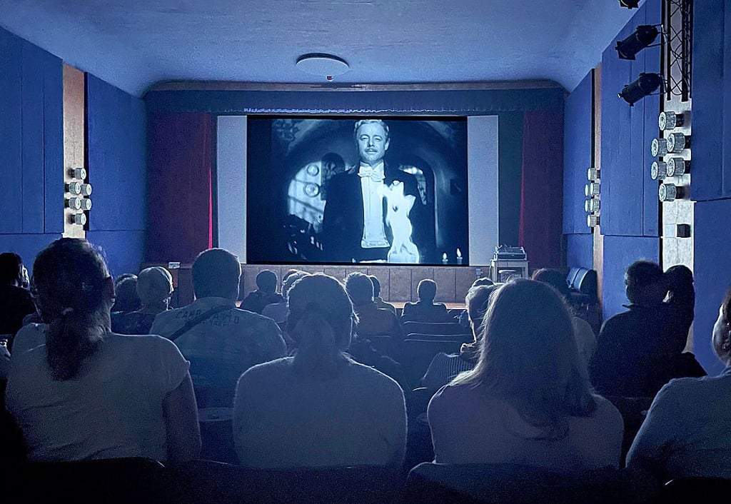 Volles Haus beim Filmklassiker „Die Feuerzangenbowle“ mit Heinz Rühmann in der Hauptrolle.
