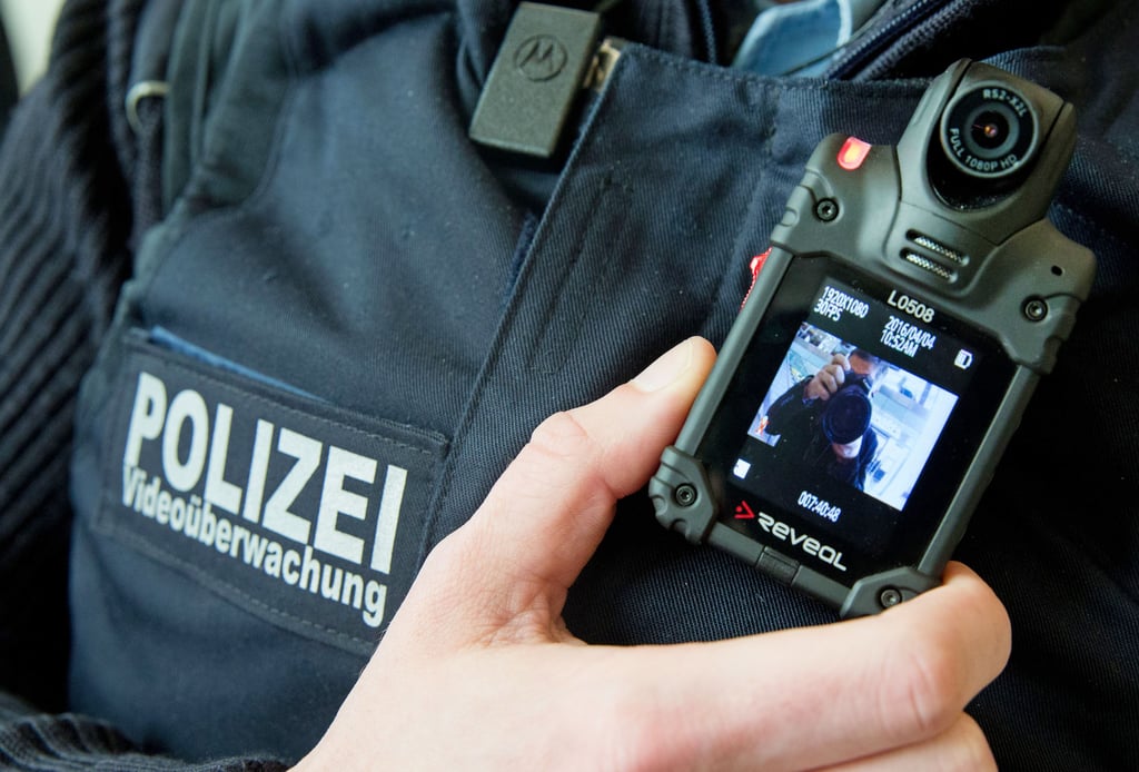 Sachsen-Anhalts Polizei soll flächendeckend "Bodycams" erhalten - hier die Technik eines Bundespolizisten aus dem Jahr 2016.