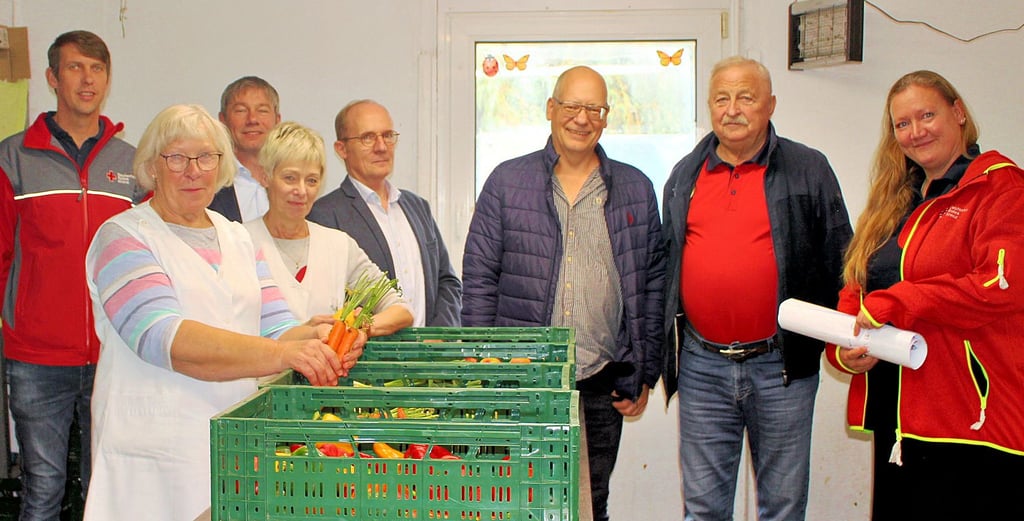 Am Ende der Führung durch das Soziale Zentrum überreichten die Lions-Clubmitglieder Olaf Ruppert, Thomas Krause und Jörg-Uwe Neubauer (2. bis 4. von rechts) einen symbolischen Scheck. 