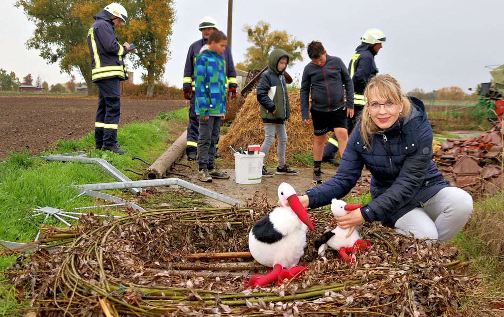 Die stellvertretende Ortsbürgermeisterin von Zeddenick, Madlen Merke, am neuen Storchennest. Im Hintergrund der Mast.