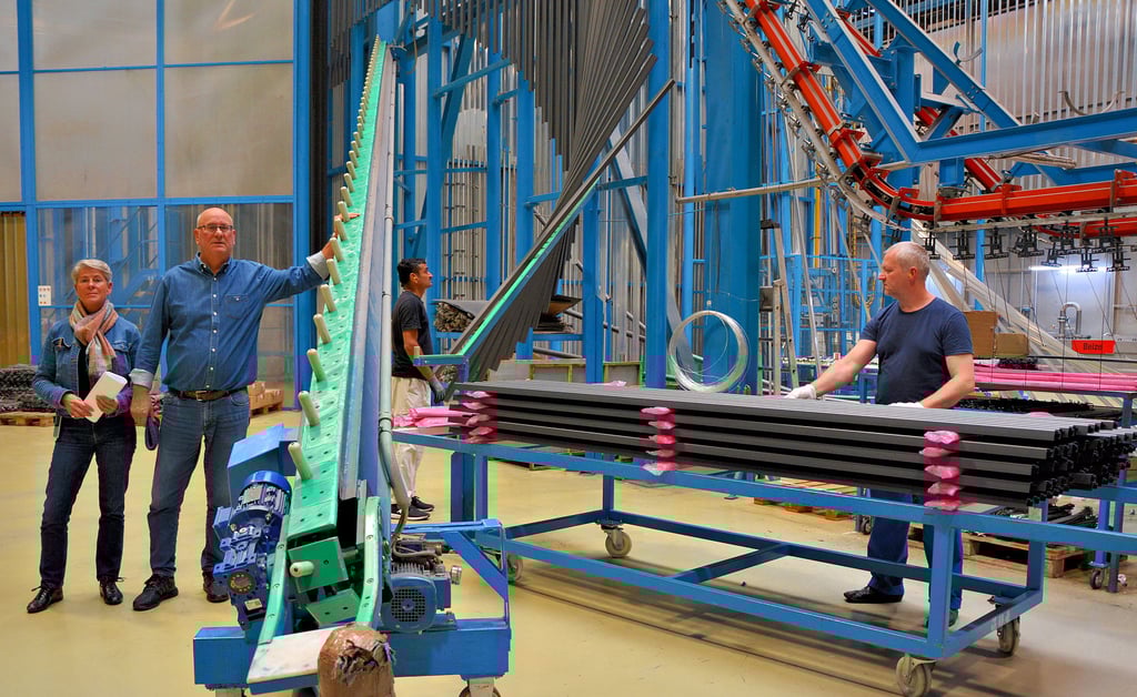 Die beiden Geschätsführer von High Tech Color im Burger Industrie- und Gewerbepark, Patricia und Thomas Wagner, in der Fertigungshalle, wo die beschichteten Alumimiumteile für den Versand vorbereitet werden.