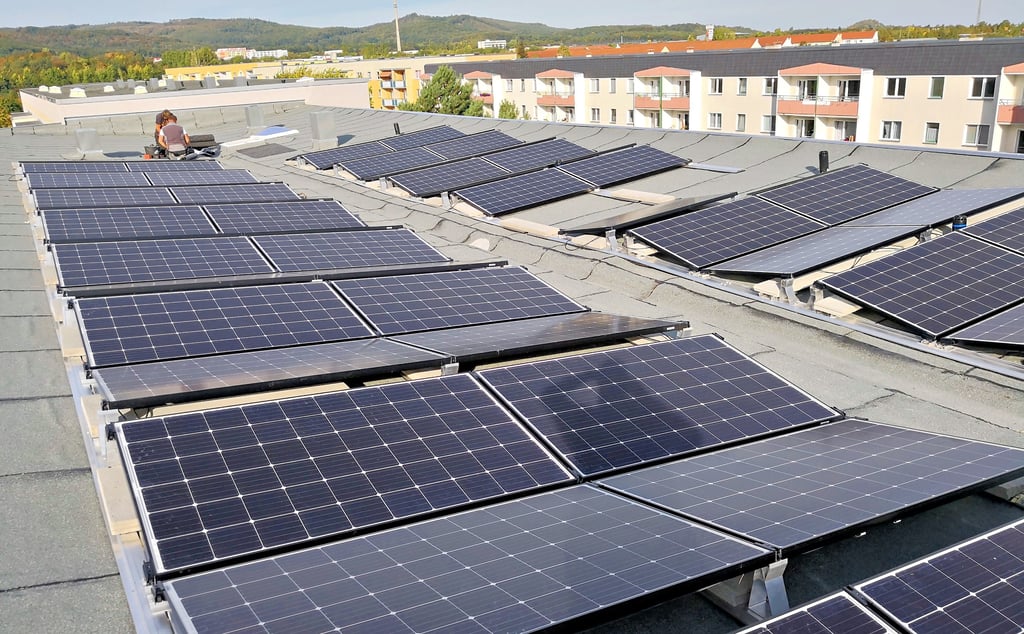 Mit Solarstrom vom Dach werden zehn Wohnungen im Blankenburger Regenstein-Quartier versorgt. Das Mieterstrom-Projekt von Stadtwerken und Wohnungsgesellschaft war das erste seiner Art im Harzkreis. Eine zweite Anlage soll in der Bertolt-Brecht-Straße installiert werden.