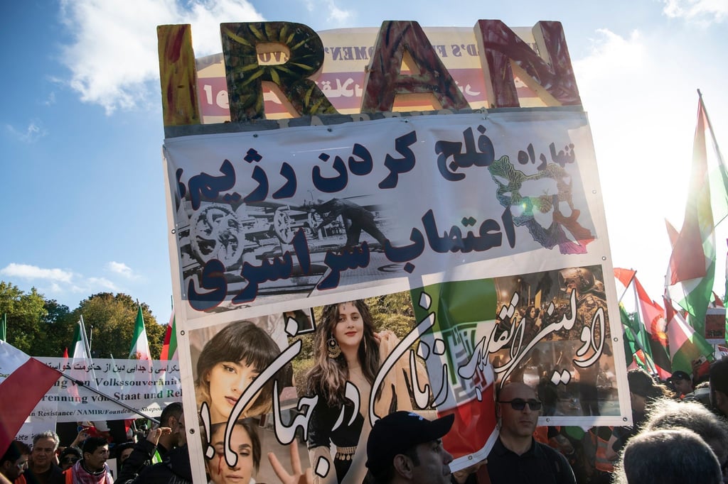 Der Schriftzug "Iran" steht über dem Plakat von Teilnehmern der Großdemonstration "Solidarität mit den Protestierenden im Iran".