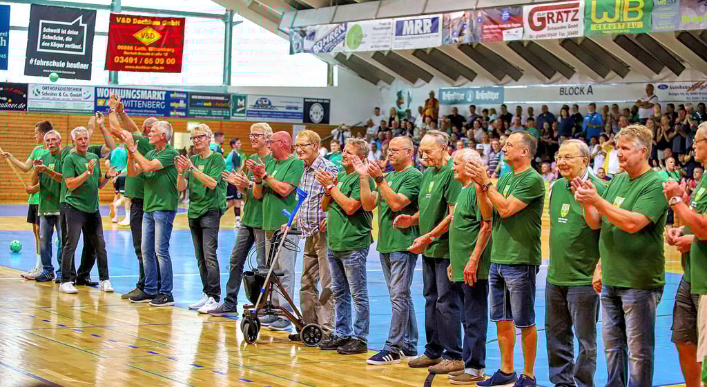 Im August werden die Aufstiegshelden von 1982 in der Stadthalle noch einmal mit Standing Ovations der Fans gefeiert.
