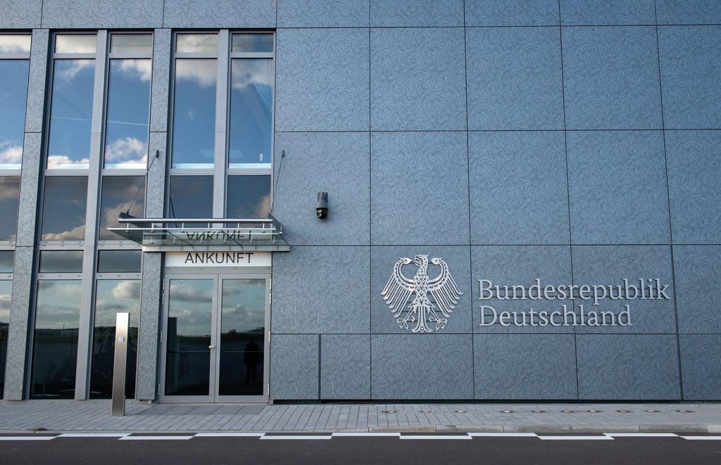 Blick auf den Bundesadler und den Schriftzug „Bundesrepublik Deutschland“ am Regierungsterminal.