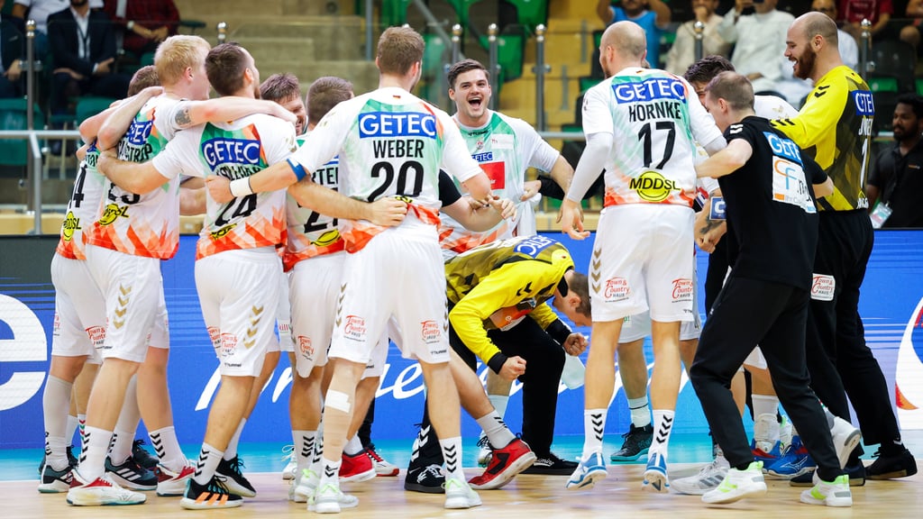 Der SC Magdeburg feiert nach dem Finalsieg gegen Barcelona den Klub-WM-Titel in Dammam.