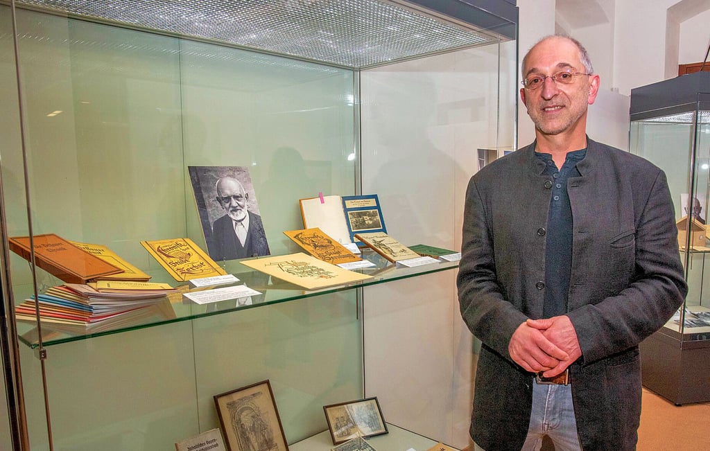 Thorsten Heese, Urenkel von Bernhard Heese, steht vor einer Vitrine in der Sonderausstellung.