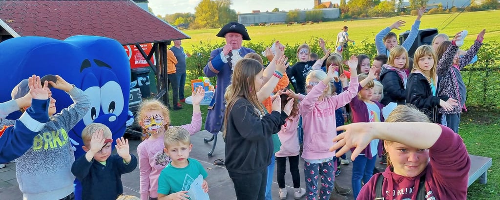 Mit Kapitän Blaubeere gehen die Kinder beim Havelberger Drachenfest auch tanzend in die Piratenschule.