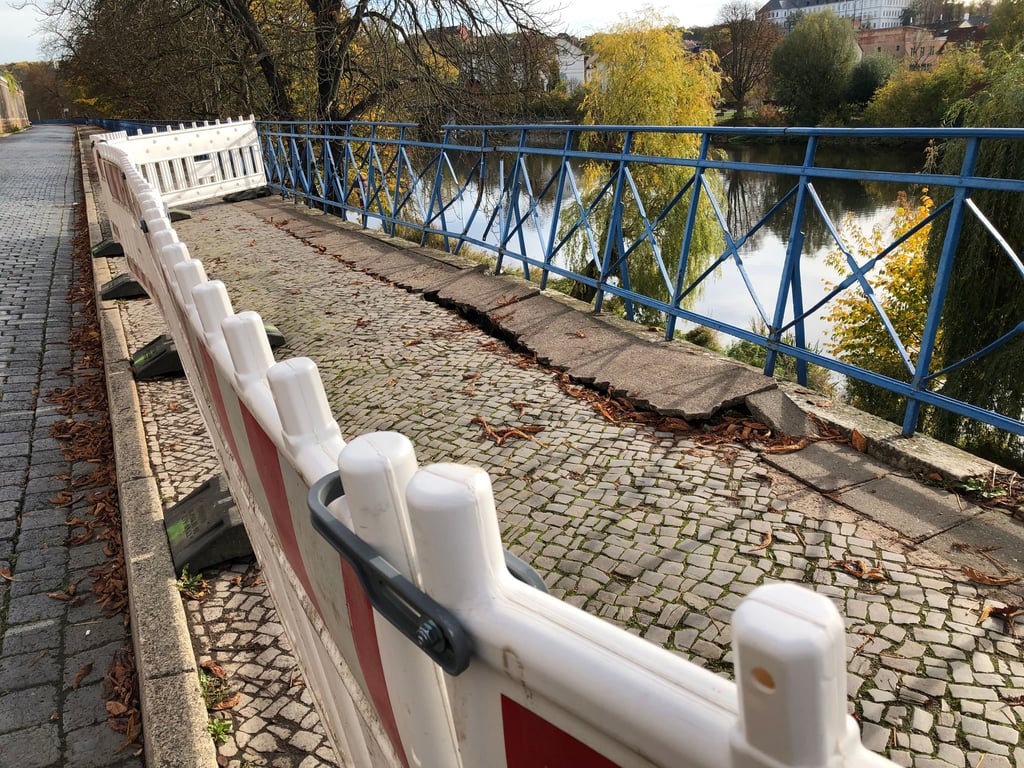 Das Geländer in der Straße Zum Bahnhof ist stark beschädigt.