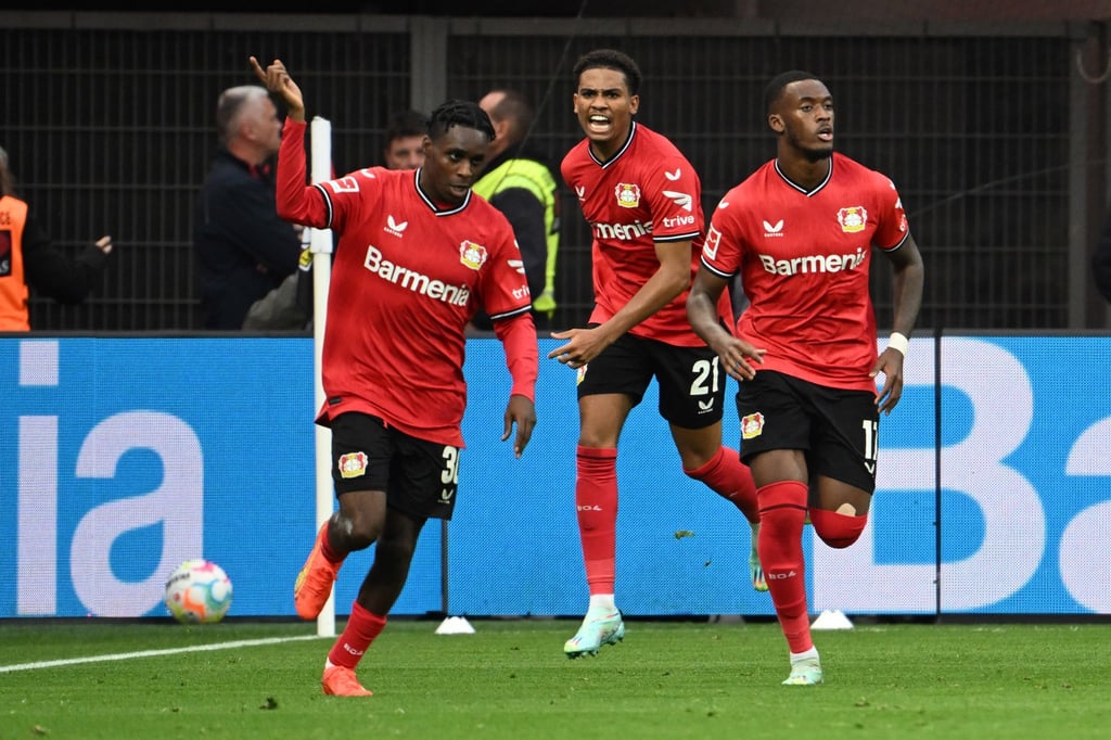 Leverkusens Jeremie Frimpong (l) bejubelt sein Tor zum 2:2.