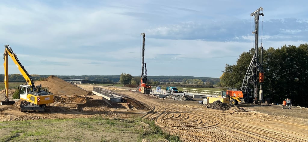 Blick auf die Baustelle der A14 bei Lüderitz. In der Vorwoche wurden dort 600 Liter Diesel aus einer der großen Drehbohranlagen eines Cottbuser Unternehmens gestohlen. Die Mashinen bohren Löcher für die Befestigung von Schallschutzwänden inRichtung Schleuß.