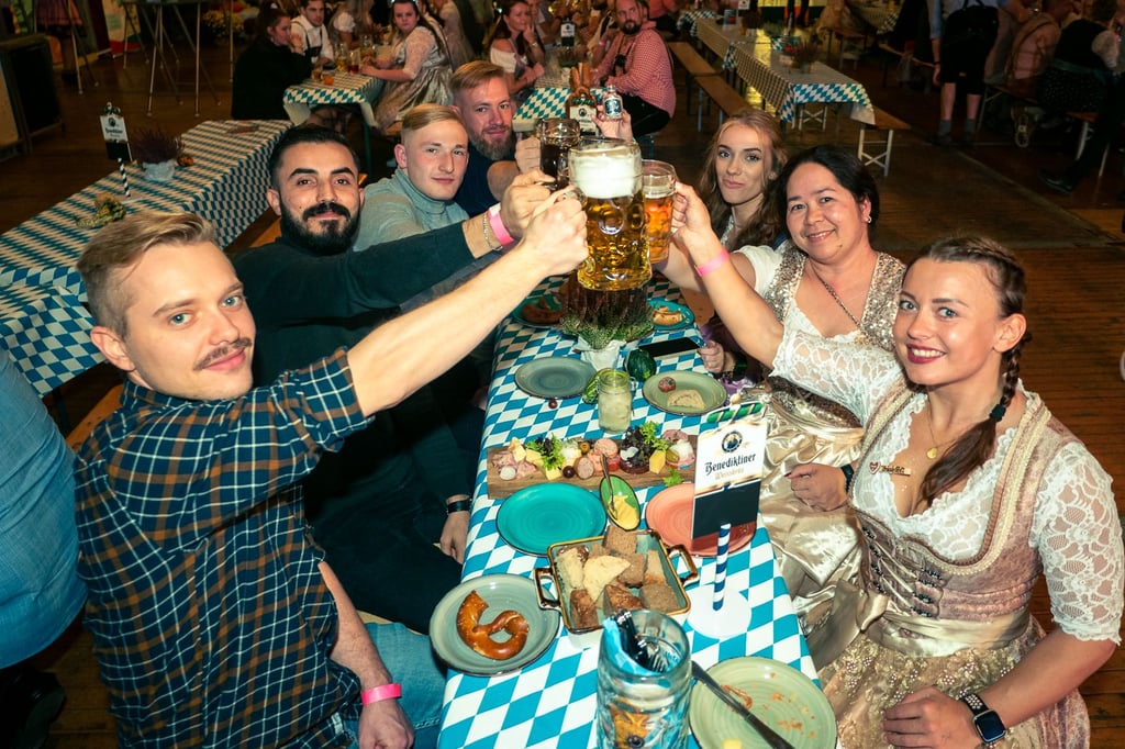 Prost! Auf die 1. Elbwiesn Schönebeck.