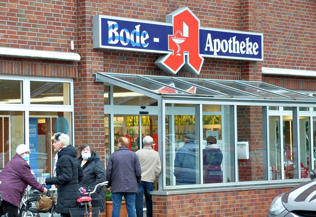 Apothekerkritisieren das neue Gesetz des Bundesgesundheitsminister Karl Lauterbach (SPD). Für kleinere Apotheken sei das existenzgefährdend, wie der Branchenverband bekannt gab.