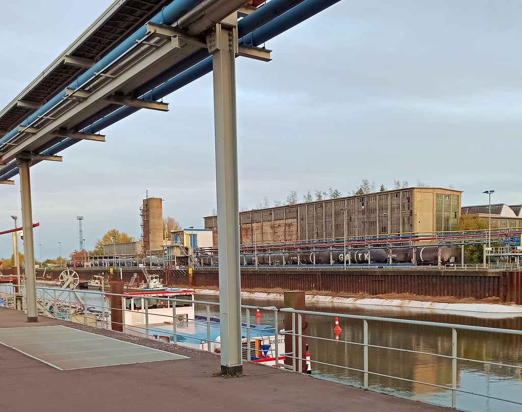 Blick auf das Hafenbecken II. Die marode Stützwand soll neu gebaut werden. Das wird teurer als ursprünglich geplant.