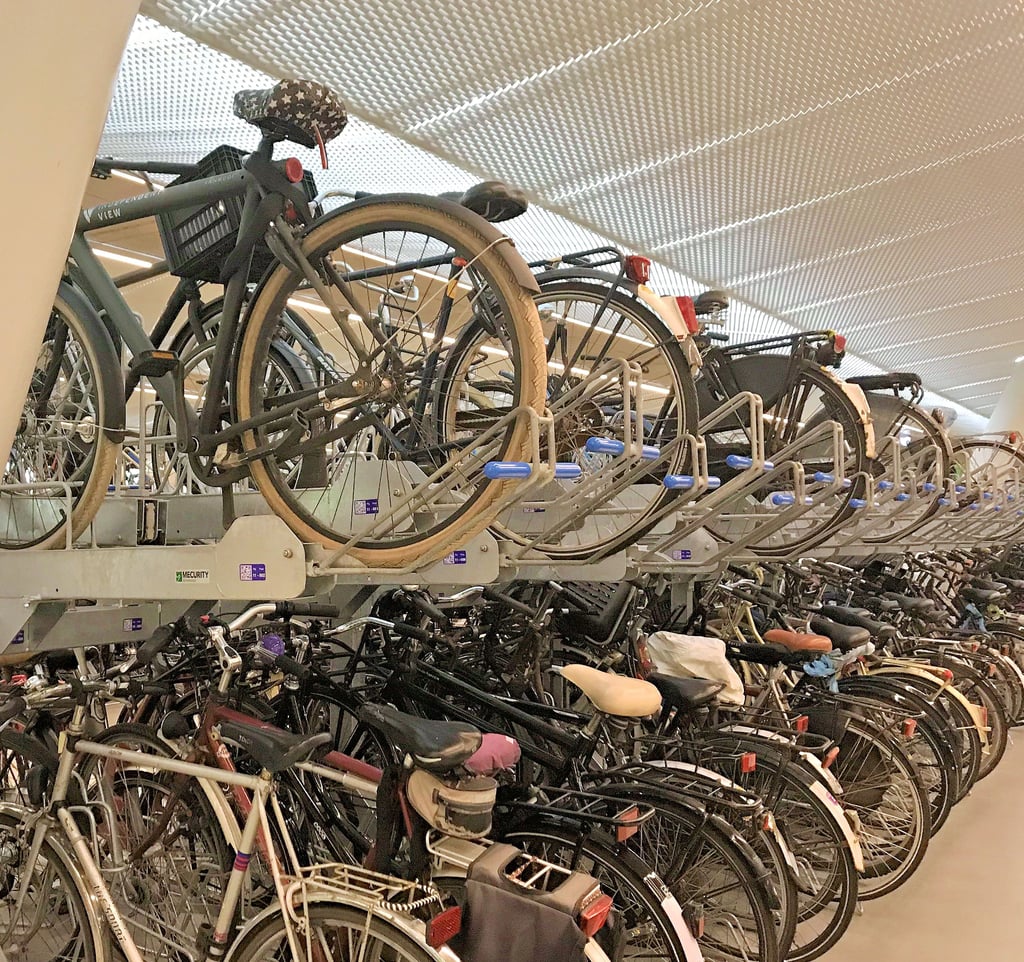 Blick in ein Fahrradparkhaus in Amsterdam in den Niederlanden. Auch am ZOB soll ein Fahrradparkhaus entstehen. Die Frage ist: Wann?