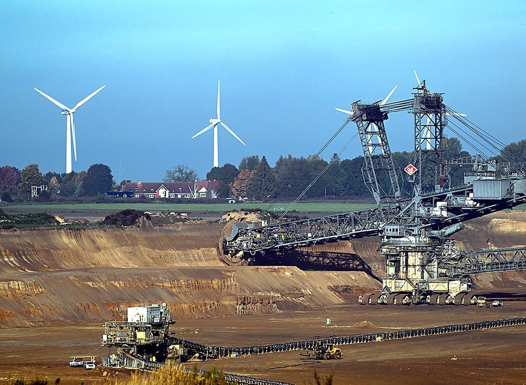 Wenn's um Kohle geht, kennt RWE kein Halten: Nicht nur das Dorf Lützerath muss weichen – sogar die Windräder müssen weg.