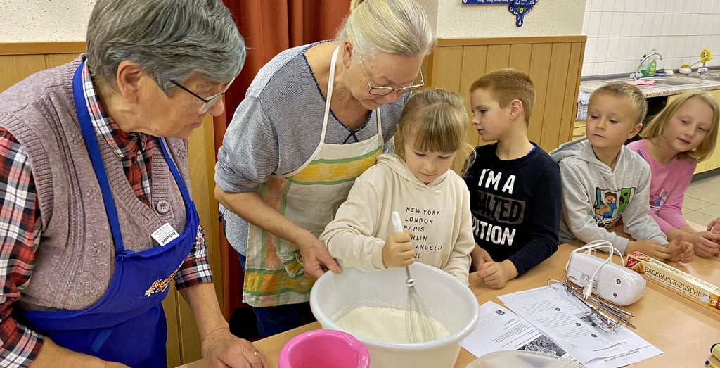 Gemeinsam mit Karin Barwanitz und Hannelore Salomon vom Schlanstedter Heimatverein haben Marie, Joe, Ian und Luisa (von links) in den Heimatstuben Kartoffelkuchen für den Tag der offenen Tür gebacken.