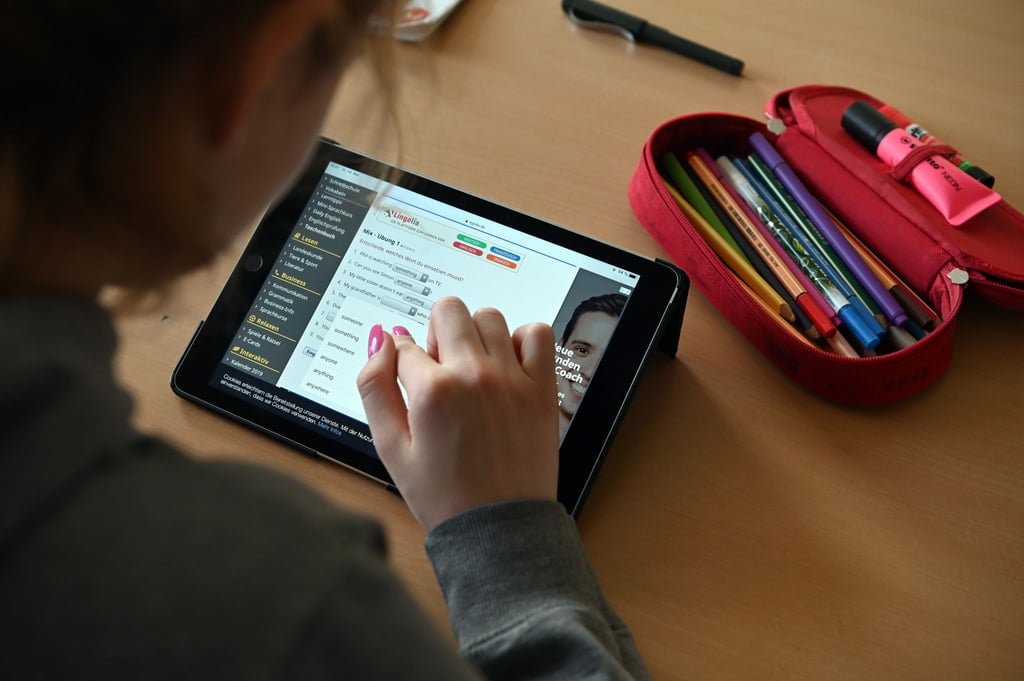 Immer mehr Schulen stellen Schülerinnen und Schülern leihweise Tablets zur Verfügung. Eltern sollten dann die Frage nach der Haftung klären.