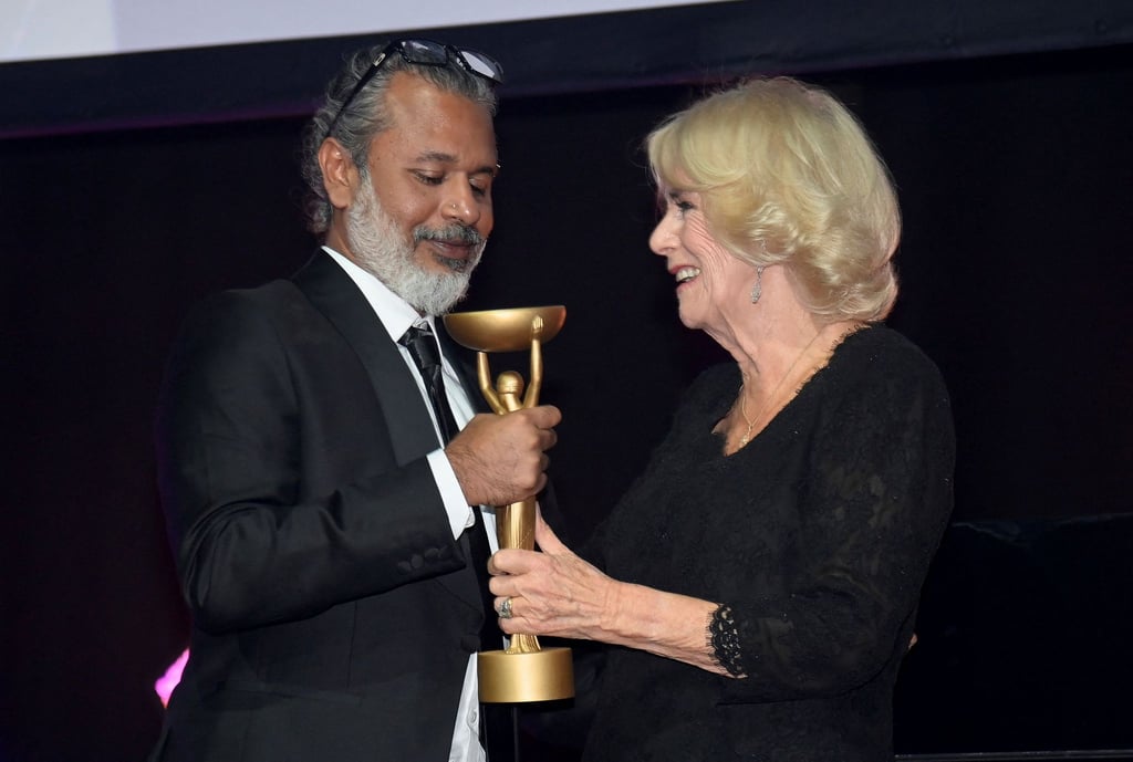 Königsgemahlin Camilla überreicht dem Gewinner Shehan Karunatilaka die Booker-Trophäe für „Die sieben Monde von Maali Almeida“.